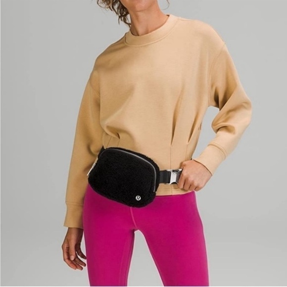 Lululemon Black Everywhere Fleece Belt Bag Silver Buckle NWT - Picture 3 of 12